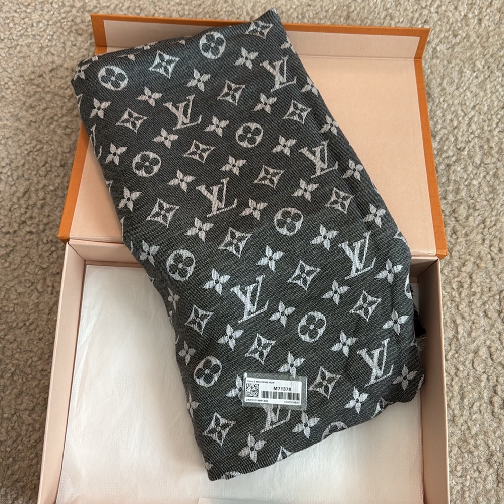 Louis Vuitton Monogram denim black shawl - Picture 3 of 10